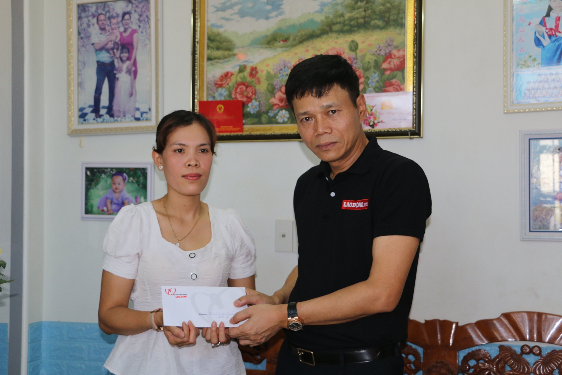 Quỹ Xã hội từ thiện Tấm lòng vàng đã đến dâng hương tưởng niệm 64 anh hùng liệt sĩ