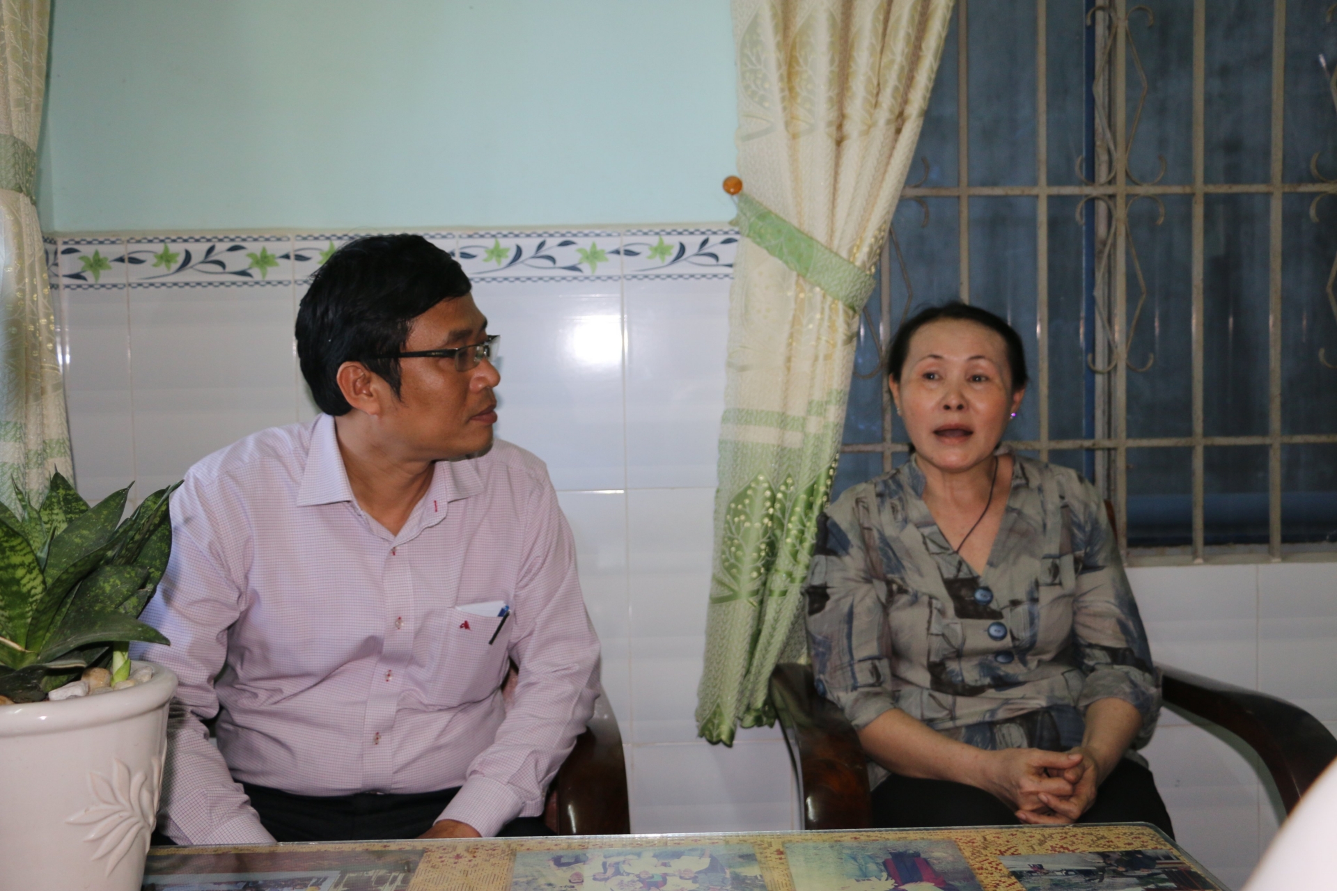 Quỹ Xã hội từ thiện Tấm lòng vàng đã đến dâng hương tưởng niệm 64 anh hùng liệt sĩ Quỹ Xã hội từ thiện Tấm lòng vàng đã đến dâng hương tưởng niệm 64 anh hùng liệt sĩ