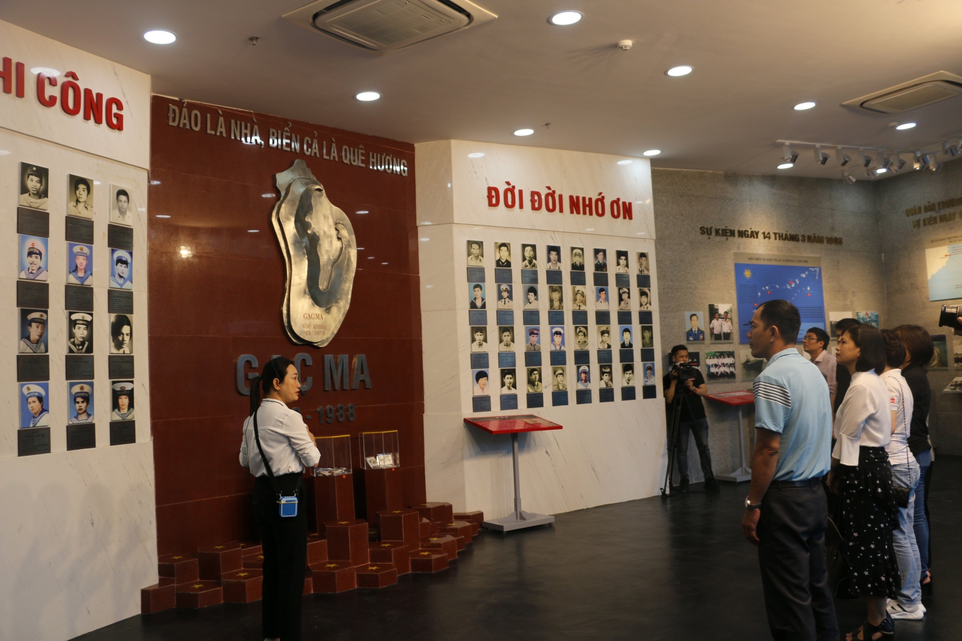 Quỹ Xã hội từ thiện Tấm lòng vàng đã đến dâng hương tưởng niệm 64 anh hùng liệt sĩ Quỹ Xã hội từ thiện Tấm lòng vàng đã đến dâng hương tưởng niệm 64 anh hùng liệt sĩ