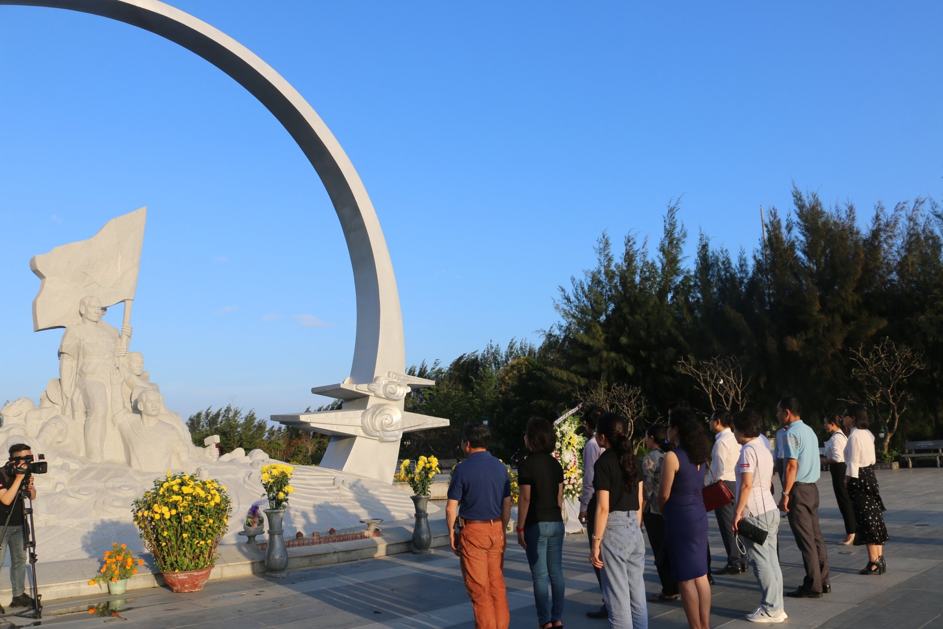 Quỹ Xã hội từ thiện Tấm lòng vàng đã đến dâng hương tưởng niệm 64 anh hùng liệt sĩ Quỹ Xã hội từ thiện Tấm lòng vàng đã đến dâng hương tưởng niệm 64 anh hùng liệt sĩ