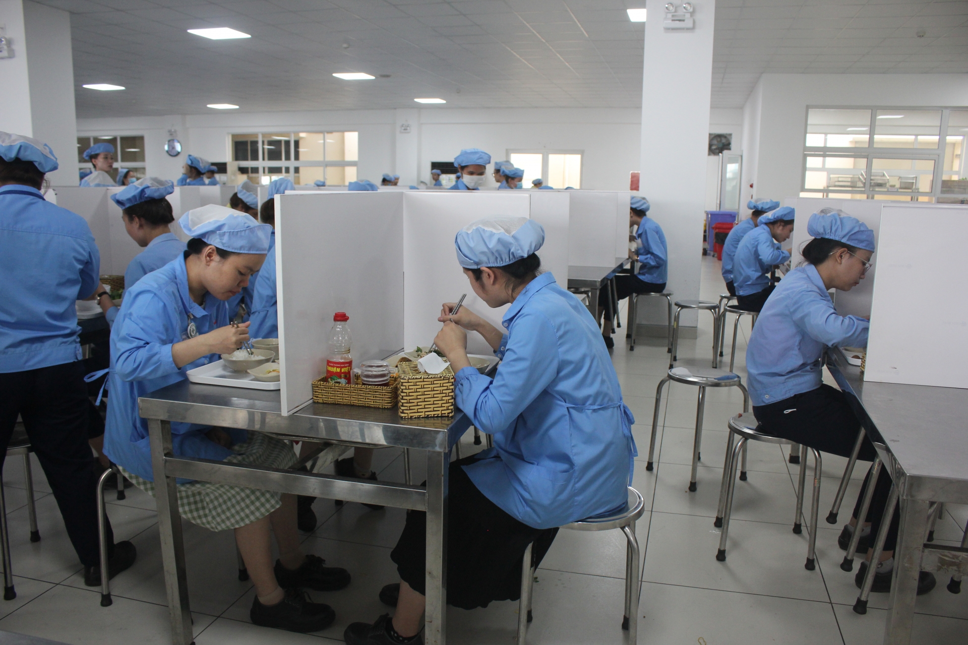 Lối sống "tự cách ly" của công nhân trong các khu nhà trọ Đà Nẵng Lối sống "tự cách ly" của công nhân trong các khu nhà trọ Đà Nẵng