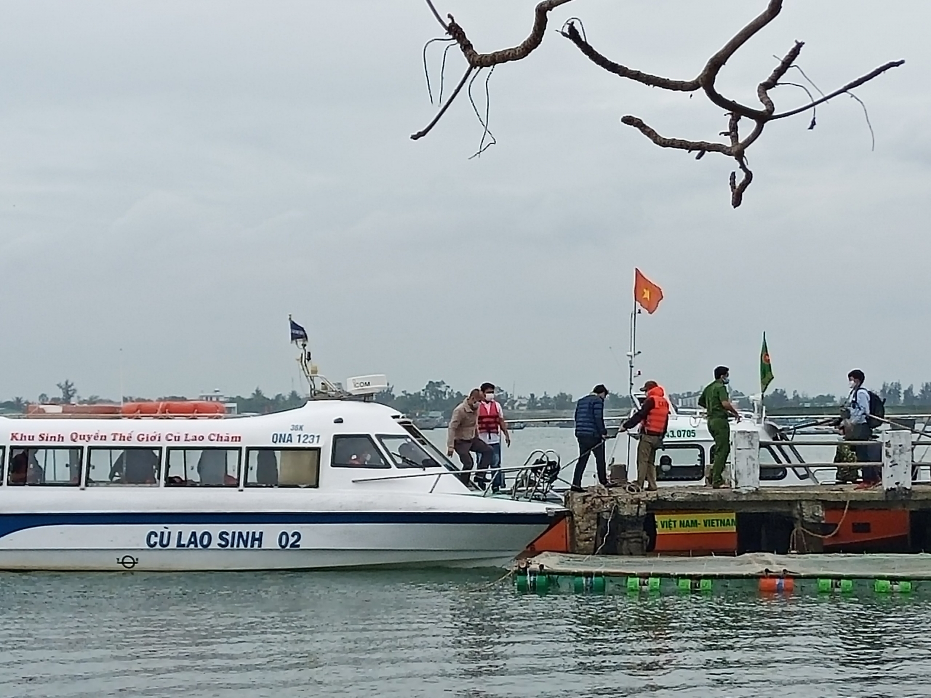 Bài học đau thương từ vụ lật ca-nô tại biển Cửa Đại