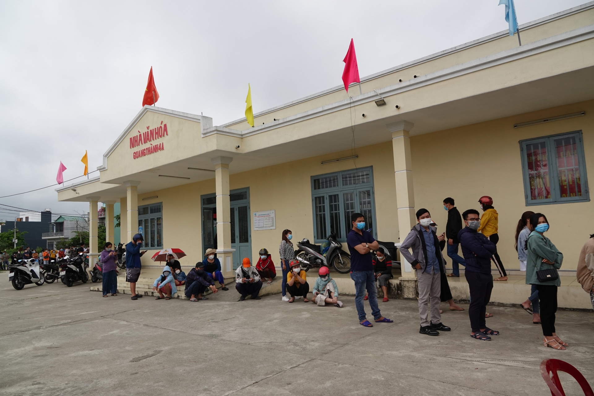 Công nhân, người lao động “rồng rắn” xếp hàng xin giấy xác nhận khỏi Covid-19 Công nhân, người lao động “rồng rắn” xếp hàng xin giấy xác nhận khỏi Covid-19