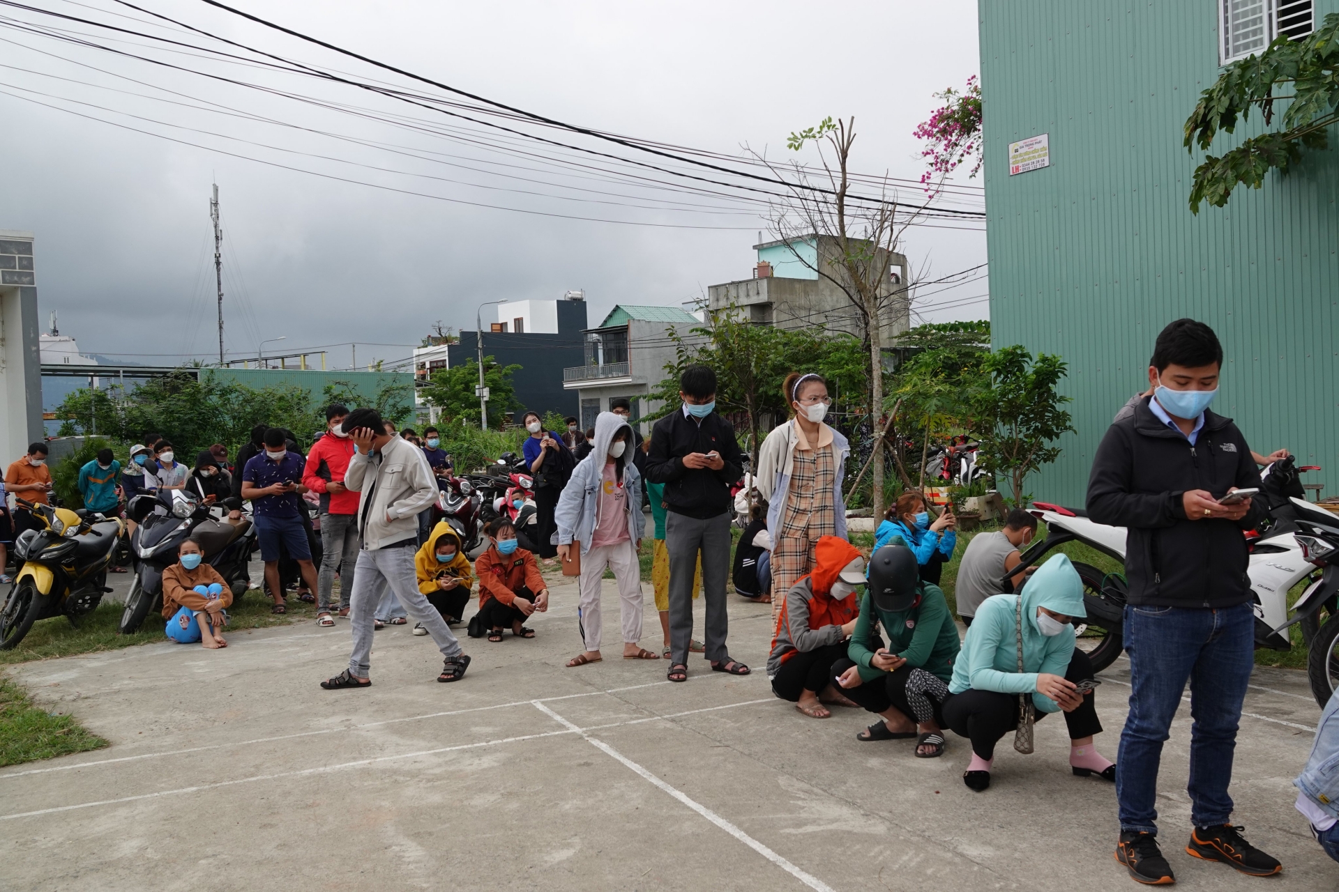 Công nhân, người lao động “rồng rắn” xếp hàng xin giấy xác nhận khỏi Covid-19 Công nhân, người lao động “rồng rắn” xếp hàng xin giấy xác nhận khỏi Covid-19