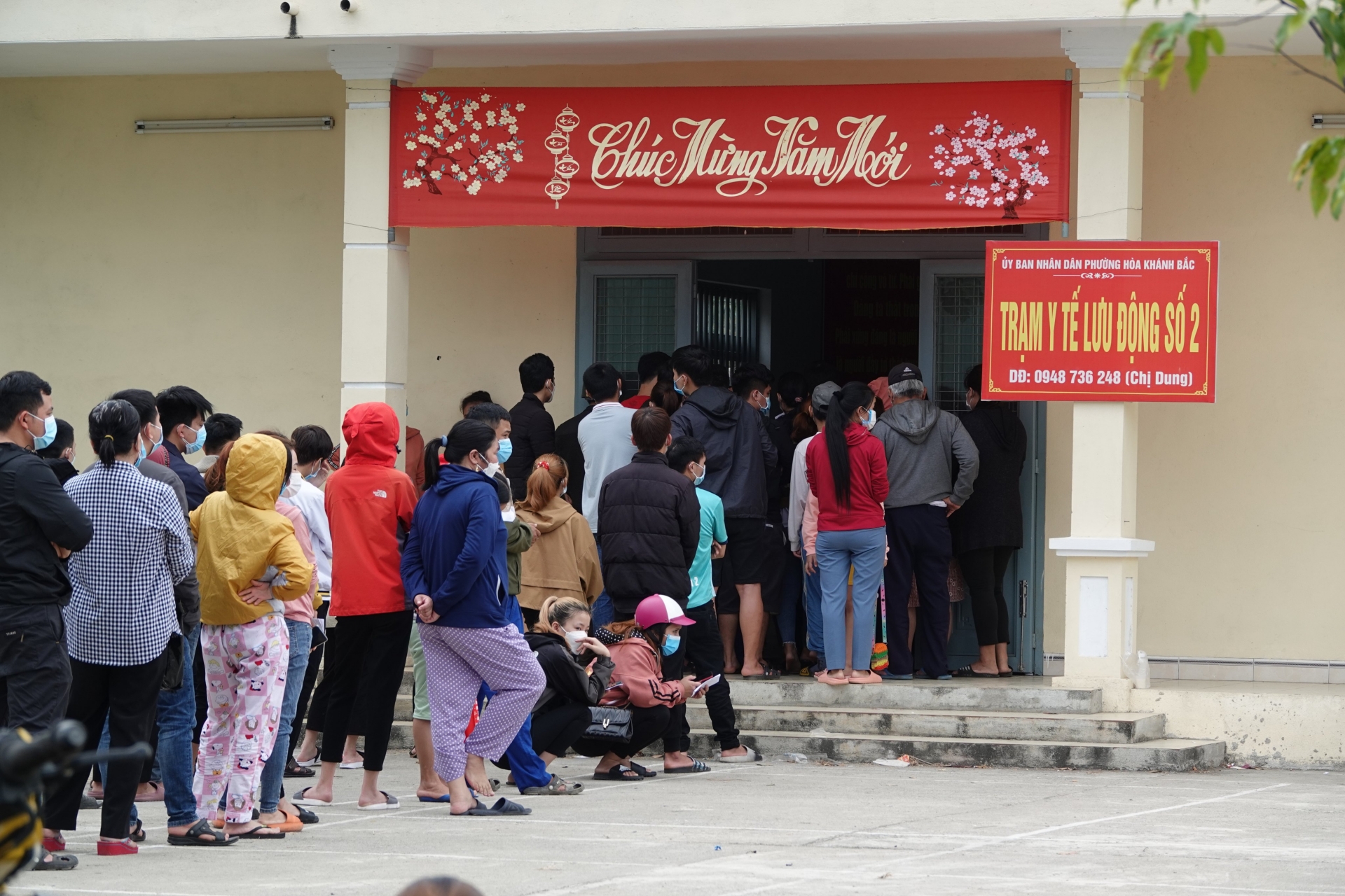 Công nhân, người lao động “rồng rắn” xếp hàng xin giấy xác nhận khỏi Covid-19 Công nhân, người lao động “rồng rắn” xếp hàng xin giấy xác nhận khỏi Covid-19