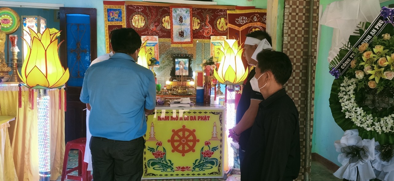 LĐLĐ huyện Tiên Phước viếng hương nữ công nhân tử vong do cuốn vào đường truyền LĐLĐ huyện Tiên Phước viếng hương nữ công nhân tử vong do cuốn vào đường truyền