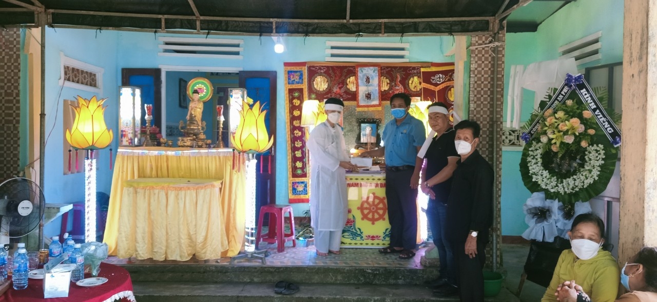 LĐLĐ huyện Tiên Phước viếng hương nữ công nhân tử vong do cuốn vào đường truyền LĐLĐ huyện Tiên Phước viếng hương nữ công nhân tử vong do cuốn vào đường truyền