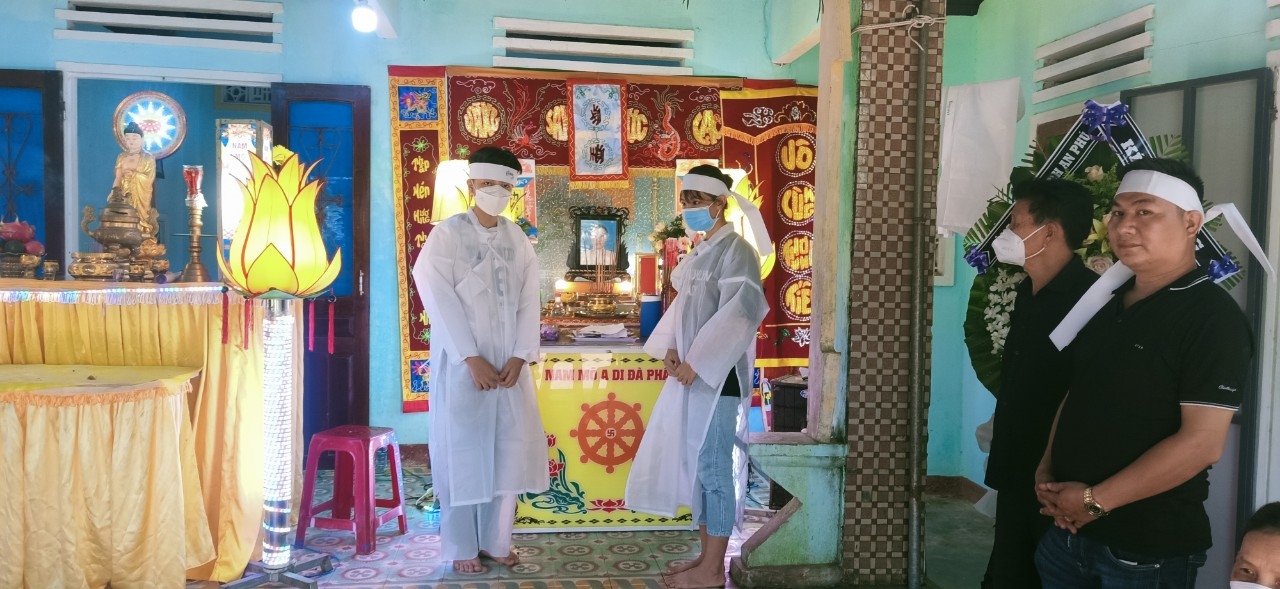 LĐLĐ huyện Tiên Phước viếng hương nữ công nhân tử vong do cuốn vào đường truyền LĐLĐ huyện Tiên Phước viếng hương nữ công nhân tử vong do cuốn vào đường truyền