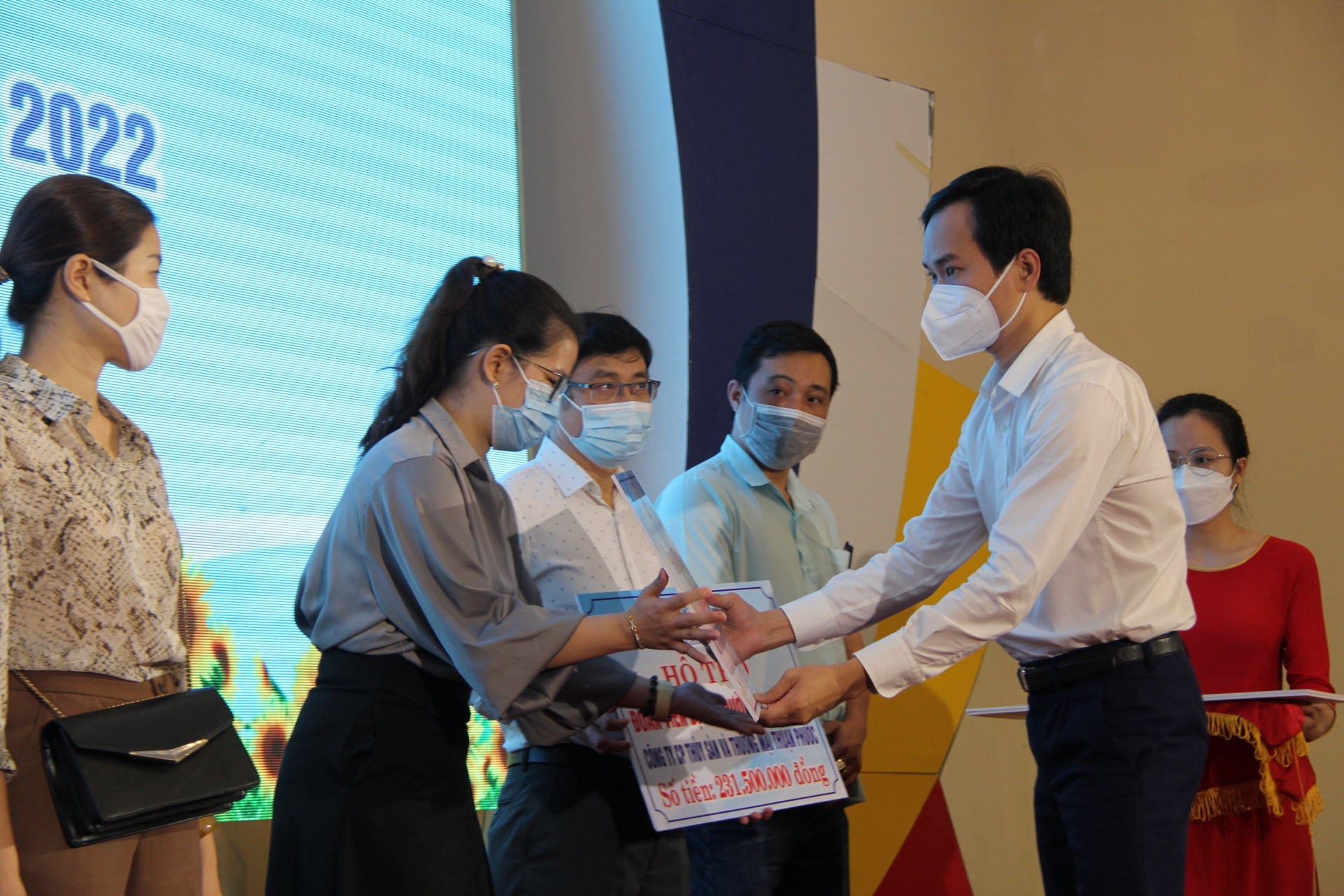 Tăng giờ làm thêm đi kèm với đảm bảo quyền lợi người lao động