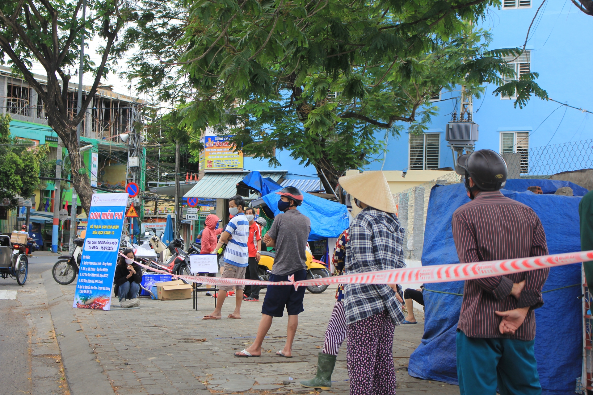 Hàng trăm suất cơm miễn phí san sẻ khó khăn cho lao động nghèo vượt qua dịch bệnh hang tram suat com mien phi san se kho khan cho lao dong ngheo vuot dich