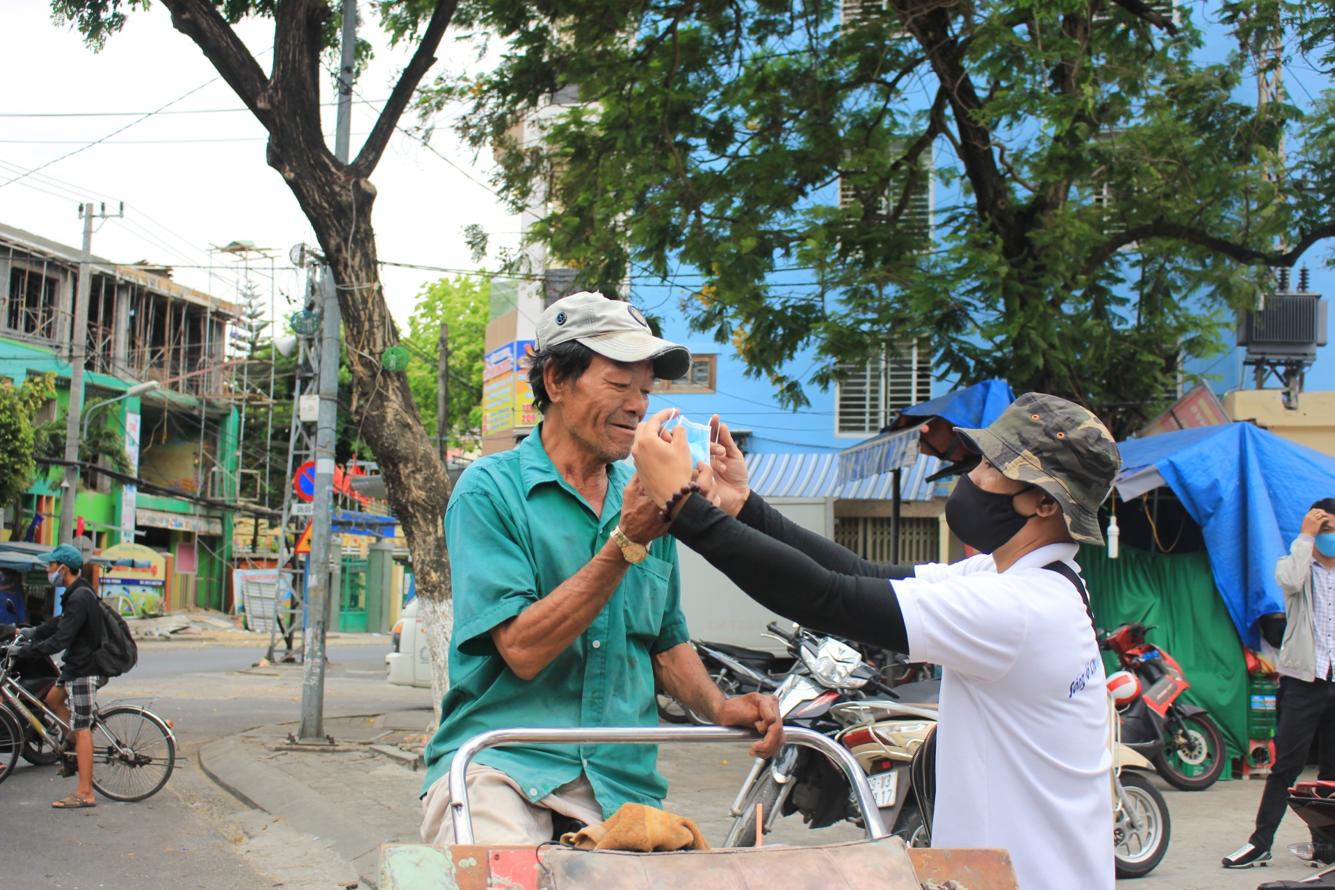 Hàng trăm suất cơm miễn phí san sẻ khó khăn cho lao động nghèo vượt qua dịch bệnh hang tram suat com mien phi san se kho khan cho lao dong ngheo vuot dich