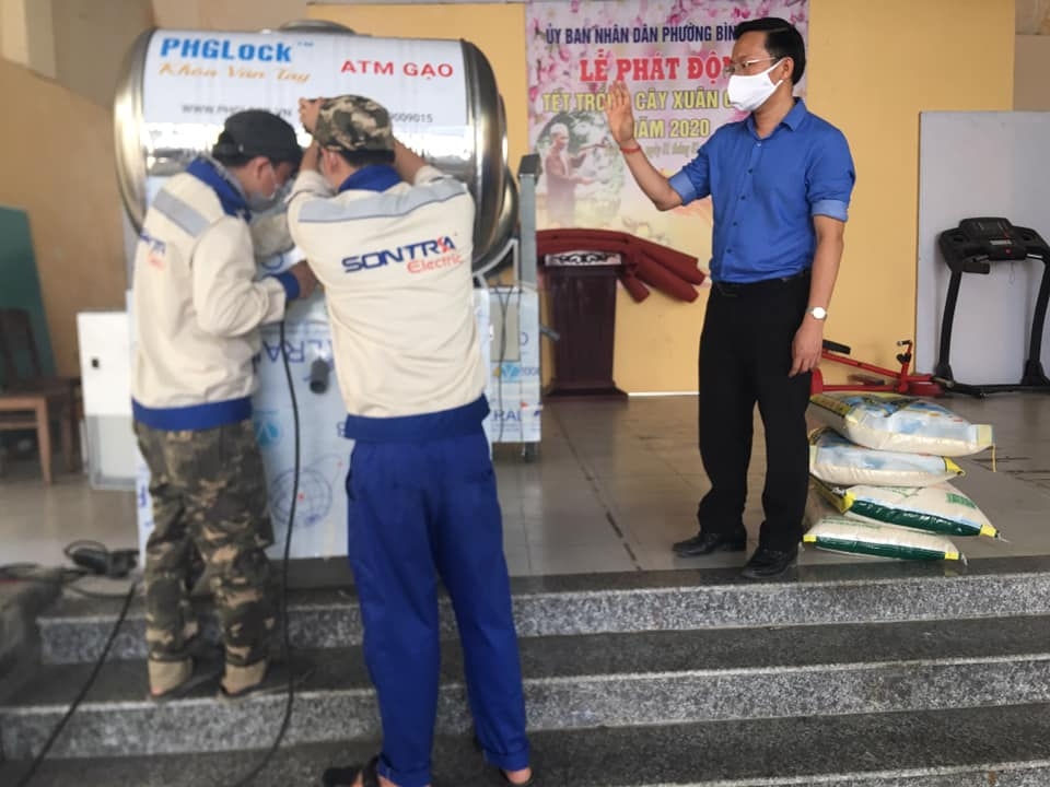 Góp những hạt gạo trắng ngà cho máy "ATM gạo" hoạt động gop nhung hat gao trang nga cho may atm gao hoat dong