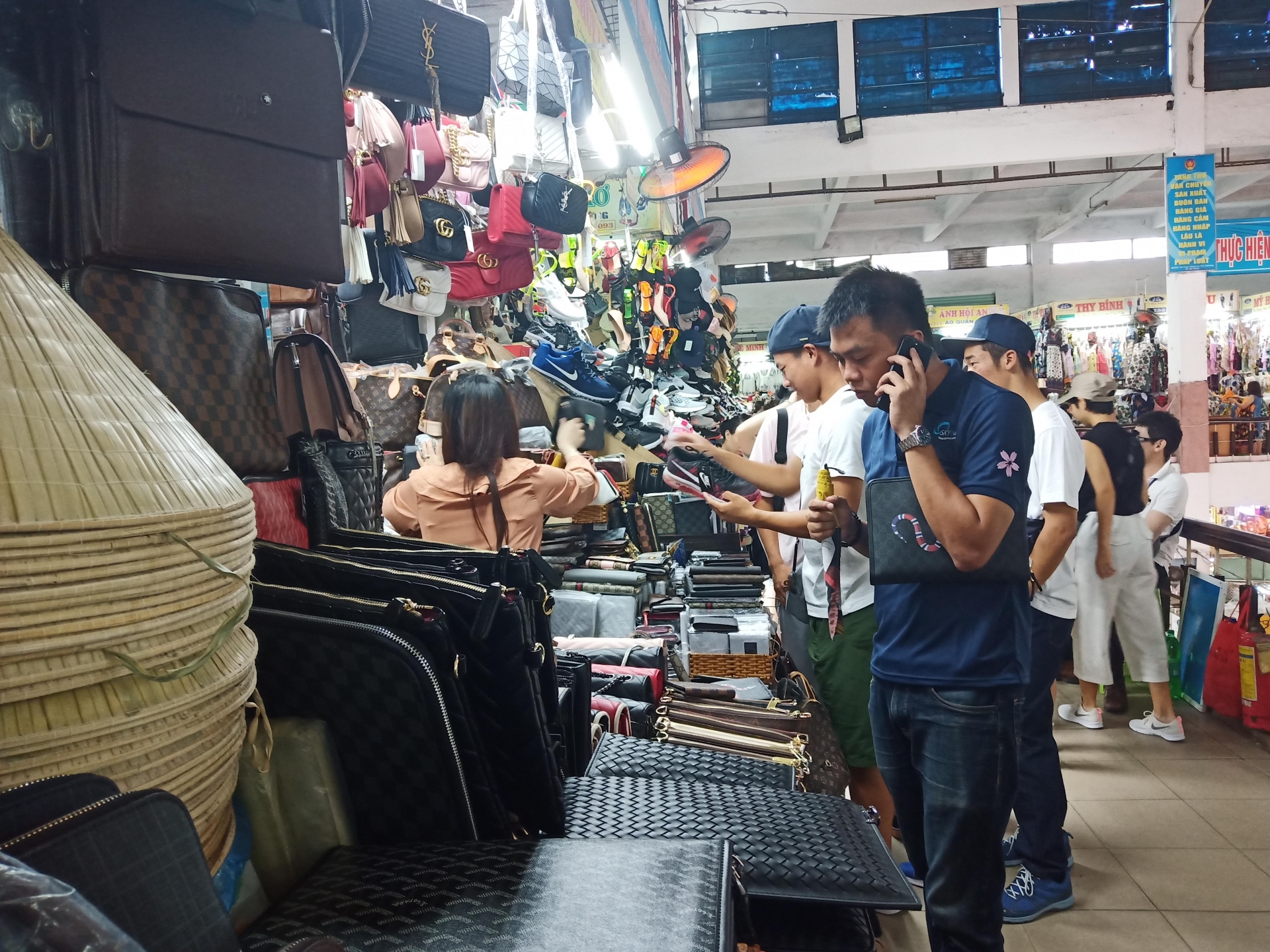 Đà Nẵng hết giãn cách xã hội, quầy áo quần, hàng hóa trong chợ mở cửa trở lại da nang het gian cach xa hoi quay ao quan hang hoa trong cho mo cua tro lai