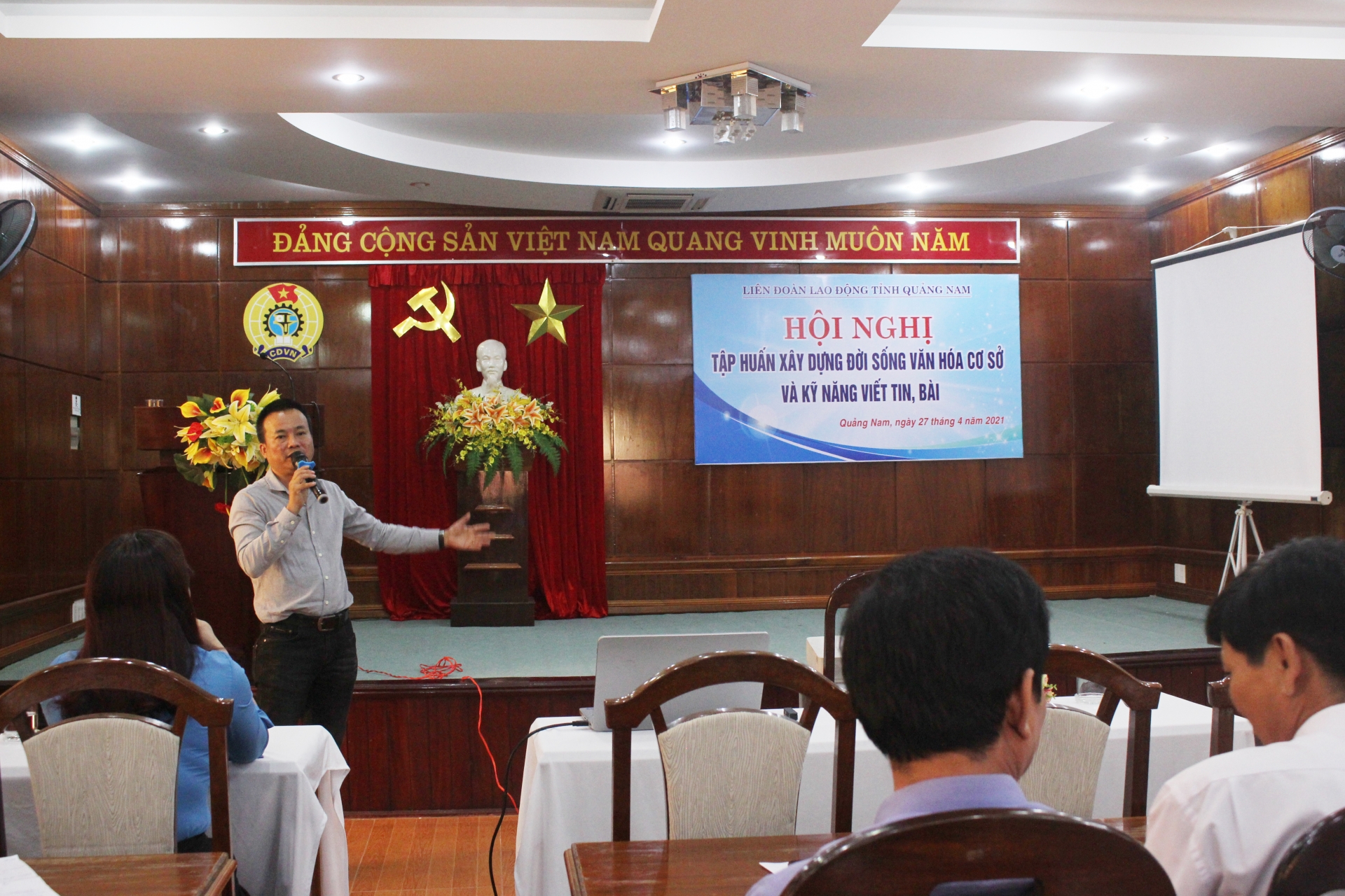 LĐLĐ Quảng Nam: Tập huấn xây dựng đời sống văn hóa cơ sở và kỹ năng viết tin, bài LĐLĐ Quảng Nam: Tập huấn xây dựng đời sống văn hóa cơ sở và kỹ năng viết tin, bài