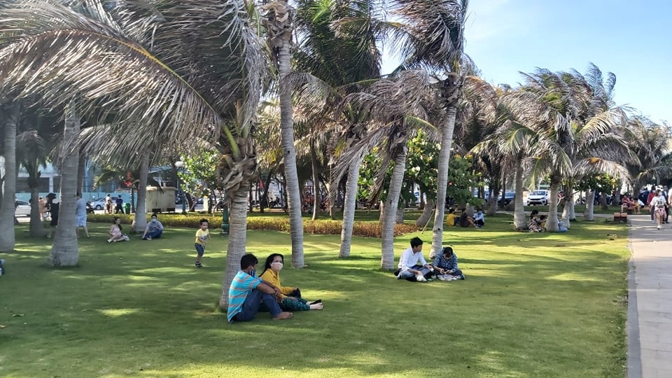 Vũng Tàu cấm tắm biển dịp lễ: Cả ngàn du khách đứng từ xa ngắm biển vung tau cam tam bien dip le ca ngan du khach dung tu xa ngam bien