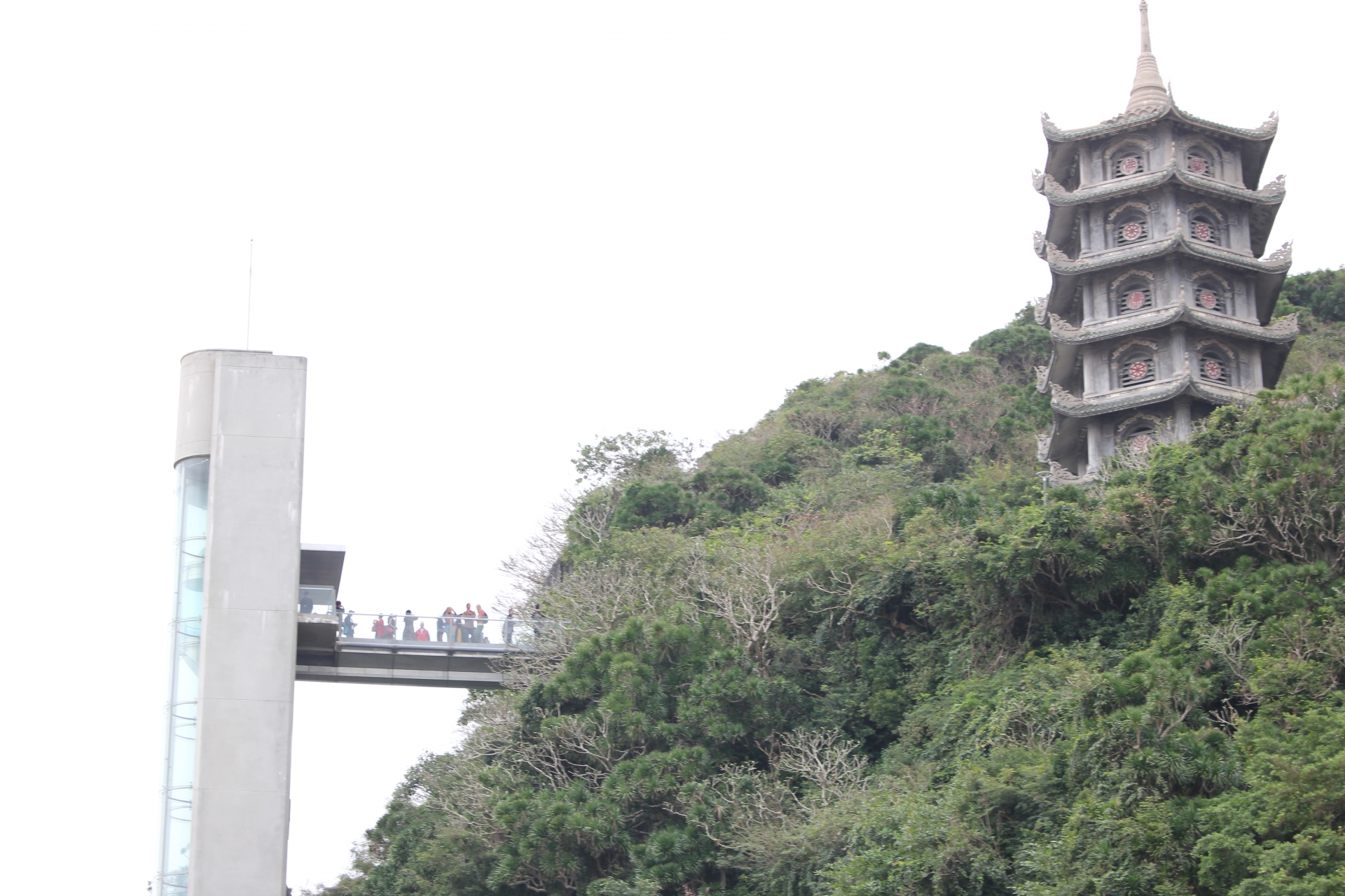 da nang mo cua tro lai cac diem du lich nhung khach van e de