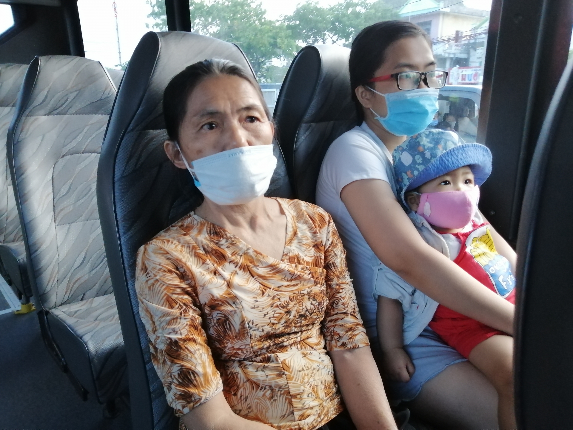 Xe buýt trợ giá hoạt động trở lại nhưng giảm công suất, tăng cường giám sát khách hàng xe buyt tro gia hoat dong tro lai nhung giam cong suat tang cuong giam sat khach hang