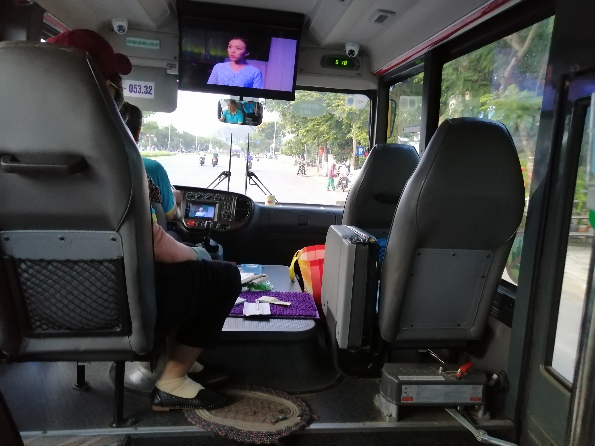 Xe buýt trợ giá hoạt động trở lại nhưng giảm công suất, tăng cường giám sát khách hàng xe buyt tro gia hoat dong tro lai nhung giam cong suat tang cuong giam sat khach hang