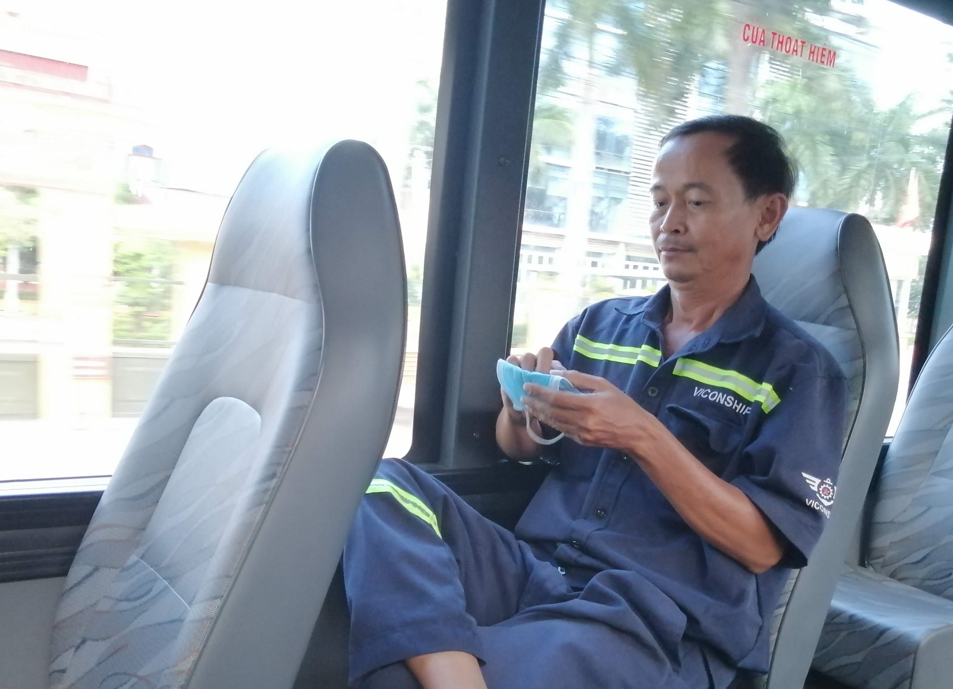 Xe buýt trợ giá hoạt động trở lại nhưng giảm công suất, tăng cường giám sát khách hàng xe buyt tro gia hoat dong tro lai nhung giam cong suat tang cuong giam sat khach hang