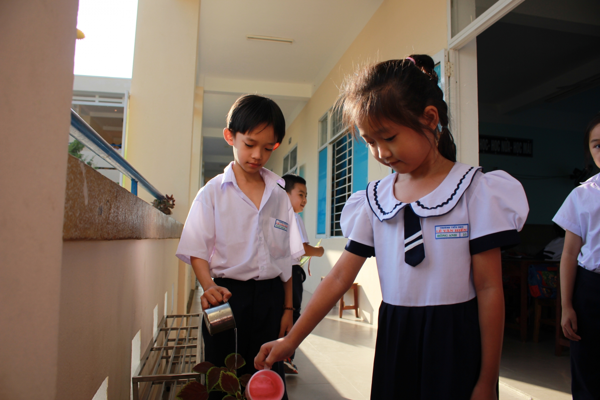 Muôn kiểu chống nóng của phụ huynh cho con em đến trường muon kieu chong nong cua phu huynh cho con em den truong
