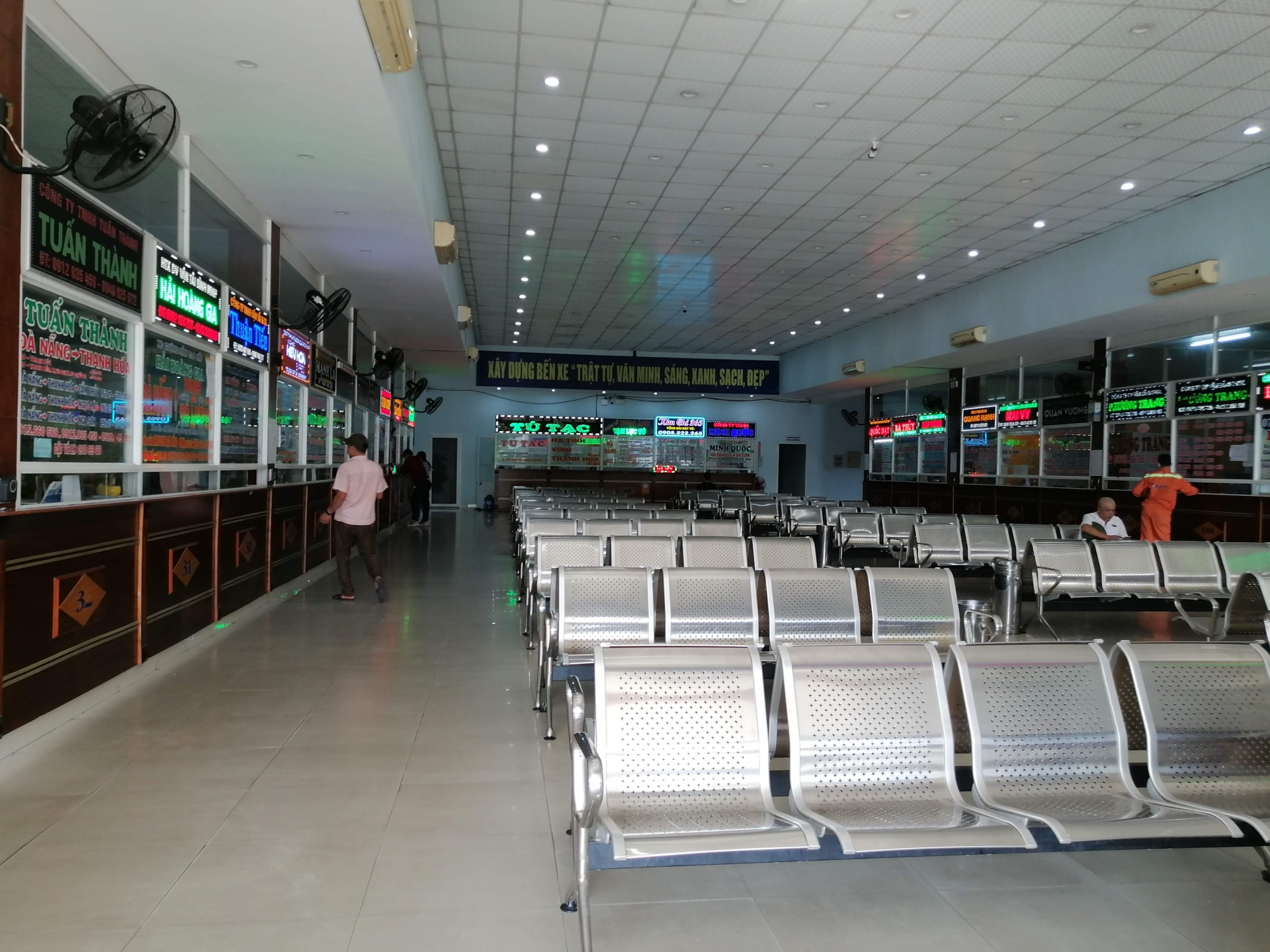 Người lao động chật vật với "cuộc sống mưu sinh" những ngày bến vắng nguoi lao dong chat vat voi cuoc song muu sinh nhung ngay ben vang