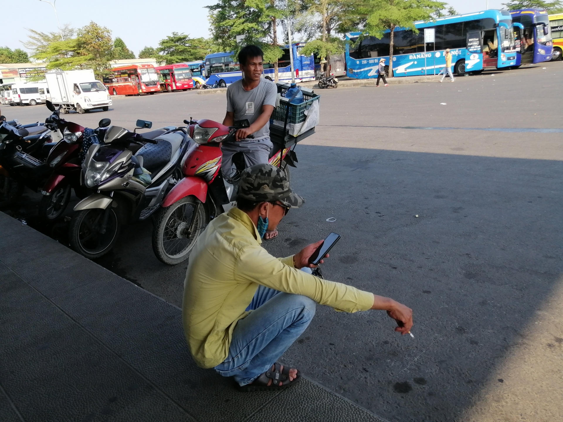 Người lao động chật vật với "cuộc sống mưu sinh" những ngày bến vắng nguoi lao dong chat vat voi cuoc song muu sinh nhung ngay ben vang