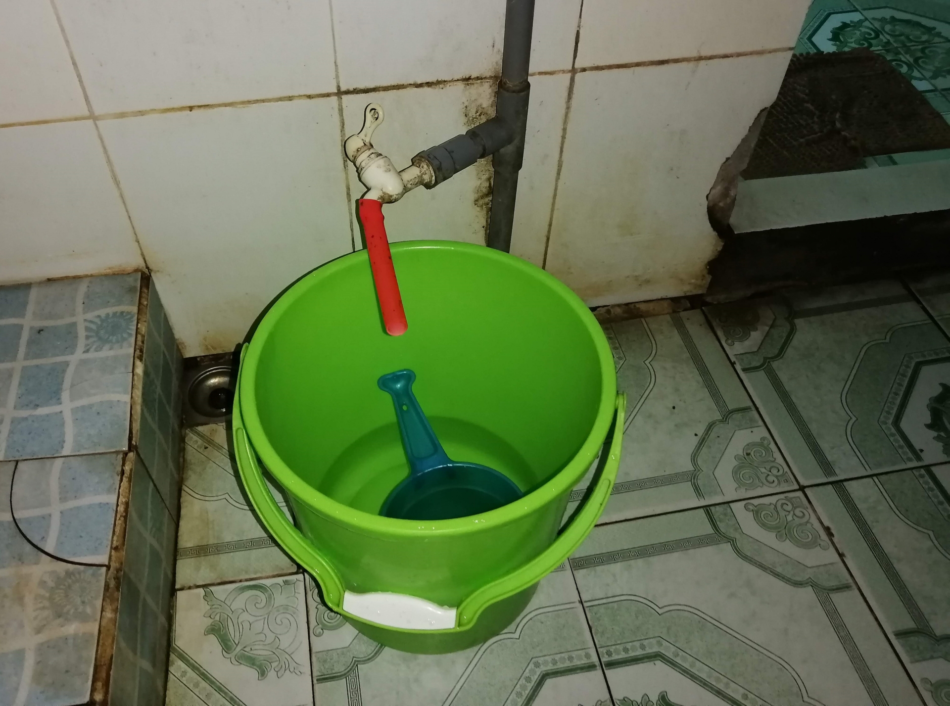 Nhiều khu nhà trọ, người lao động "vật vã" chờ nước về nhieu khu nha tro nguoi lao dong vat va cho nuoc ve