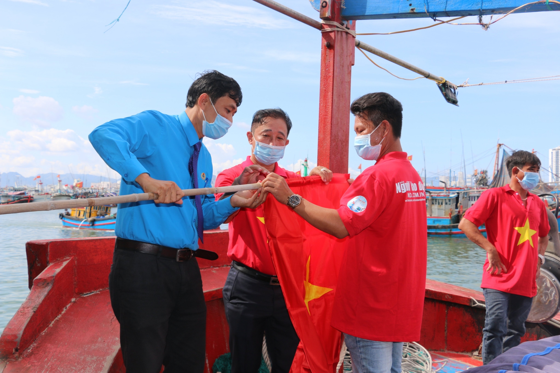 9.000 lá cờ Tổ quốc được trao tặng cho ngư dân tỉnh Khánh Hòa 9.000 lá cờ Tổ quốc được trao tặng cho ngư dân tỉnh Khánh Hòa