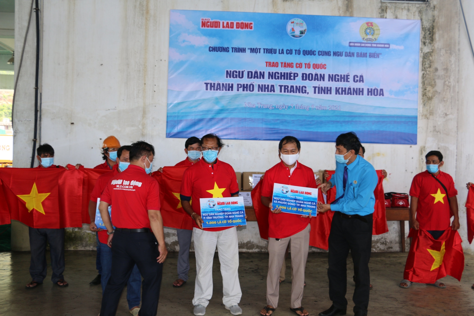 9.000 lá cờ Tổ quốc được trao tặng cho ngư dân tỉnh Khánh Hòa 9.000 lá cờ Tổ quốc được trao tặng cho ngư dân tỉnh Khánh Hòa