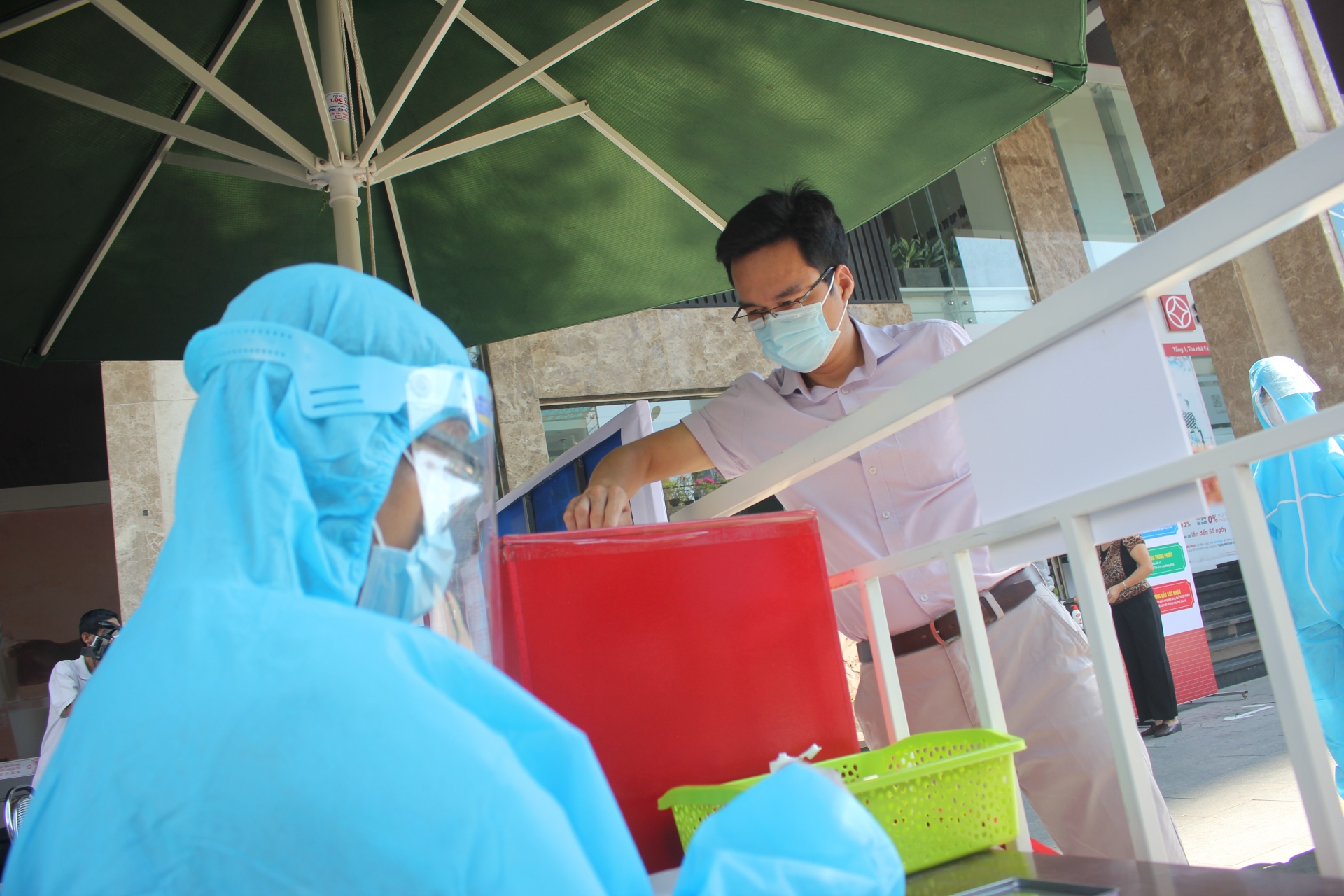 Cử tri khu cách ly gửi gắm nhiều hy vọng trong ngày bầu cử đặc biệt