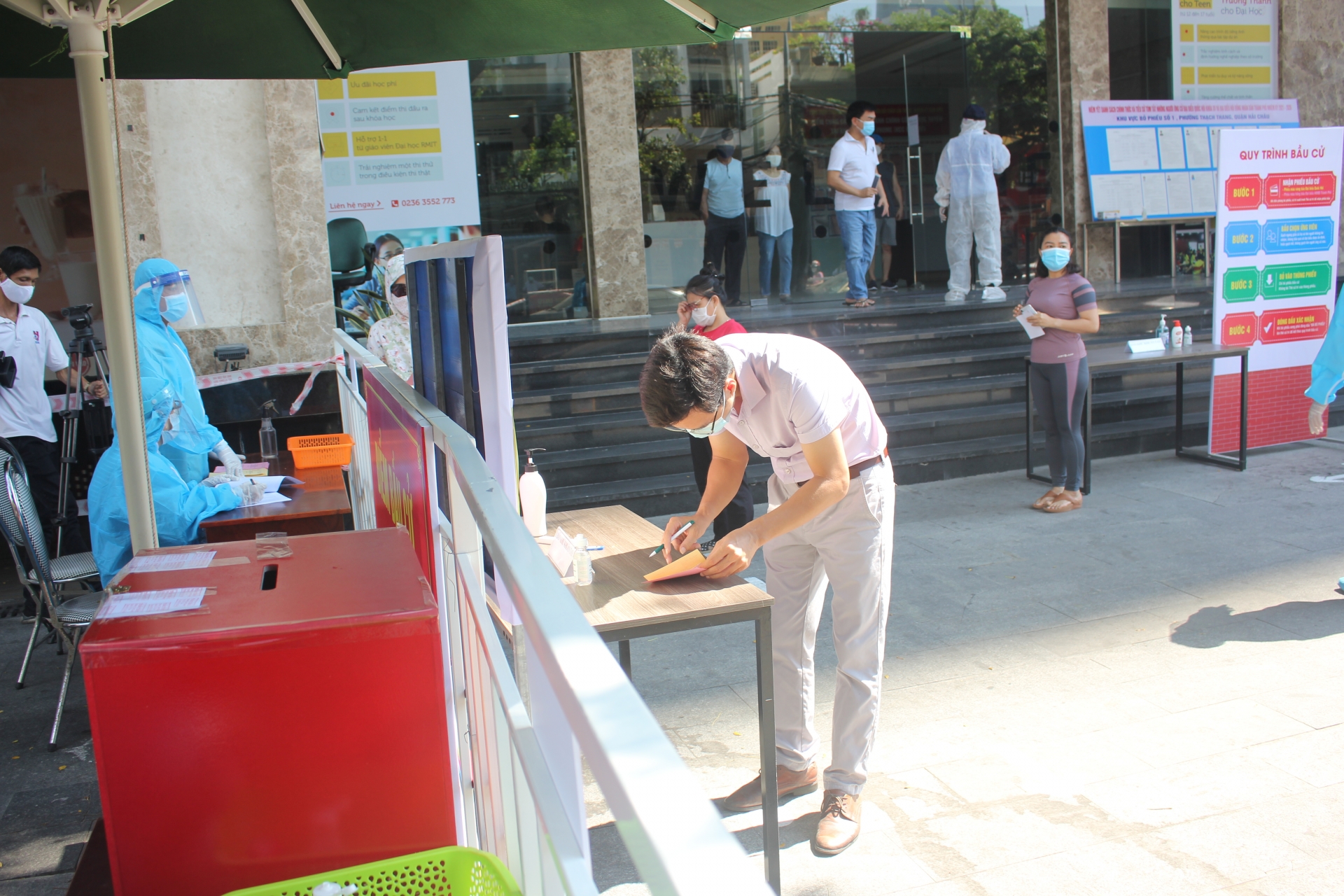 Cử tri khu cách ly gửi gắm nhiều hy vọng trong ngày bầu cử đặc biệt