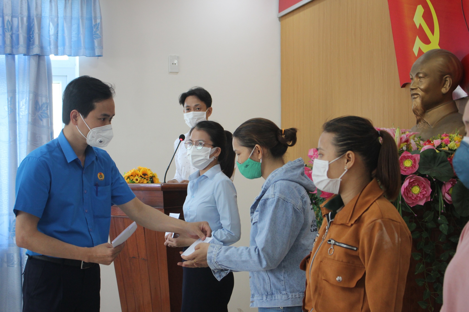 Tổng LĐLĐ Việt Nam hỗ trợ người lao động Đà Nẵng khó khăn và tuyến đầu chống dịch Tổng LĐLĐ Việt Nam hỗ trợ người lao động Đà Nẵng khó khăn và tuyến đầu chống dịch