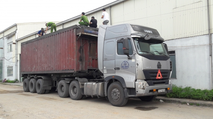 co quan chuc nang lien tiep bat giu cac xe container cho hang lau