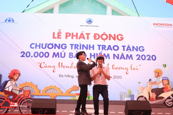 Đà Nẵng phát động chương trình trao tặng 20.000 mũ bảo hiểm chuong trinh trao tang 20000 mu bao hiem nam 2020 to chuc tai da nang