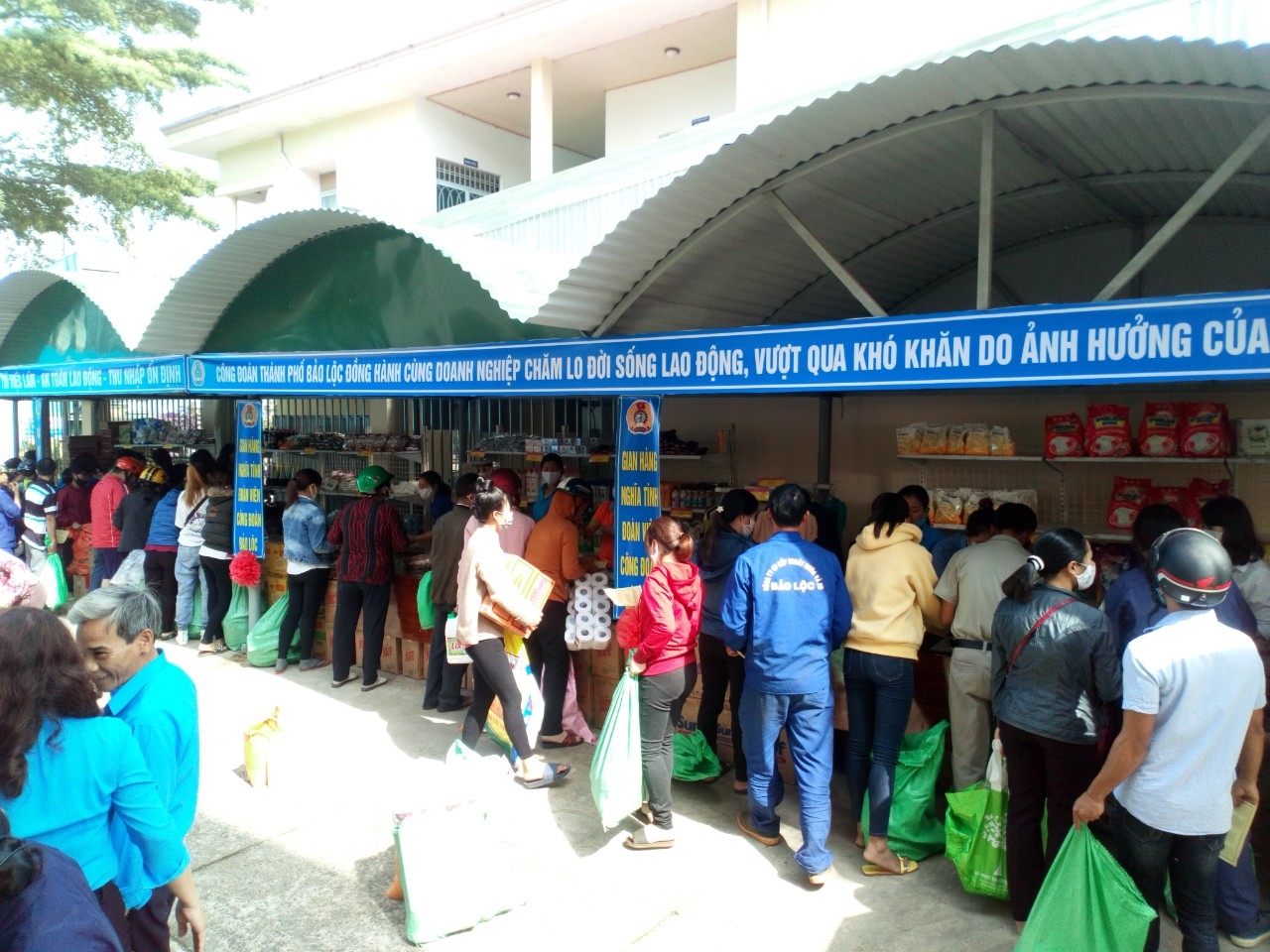 Gian hàng nghĩa tình đoàn viên - Mô hình hiệu quả được LĐLĐ tỉnh Lâm Đồng nhân rộng gian hang nghia tinh doan vien mo hinh hieu qua duoc ldld tinh lam dong nhan rong