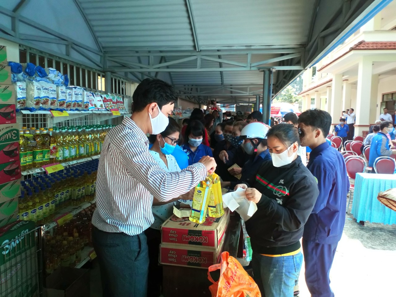 Gian hàng nghĩa tình đoàn viên - Mô hình hiệu quả được LĐLĐ tỉnh Lâm Đồng nhân rộng gian hang nghia tinh doan vien mo hinh hieu qua duoc ldld tinh lam dong nhan rong