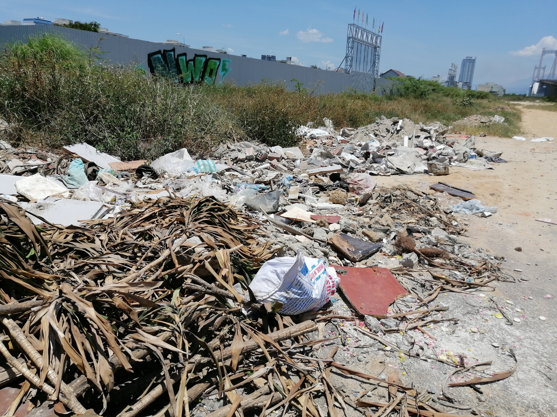 Nhiều bãi rác tự phát trên tuyến đường du lịch của Đà Nẵng nhieu bai rac tu phat tren tuyen duong du lich cua da nang