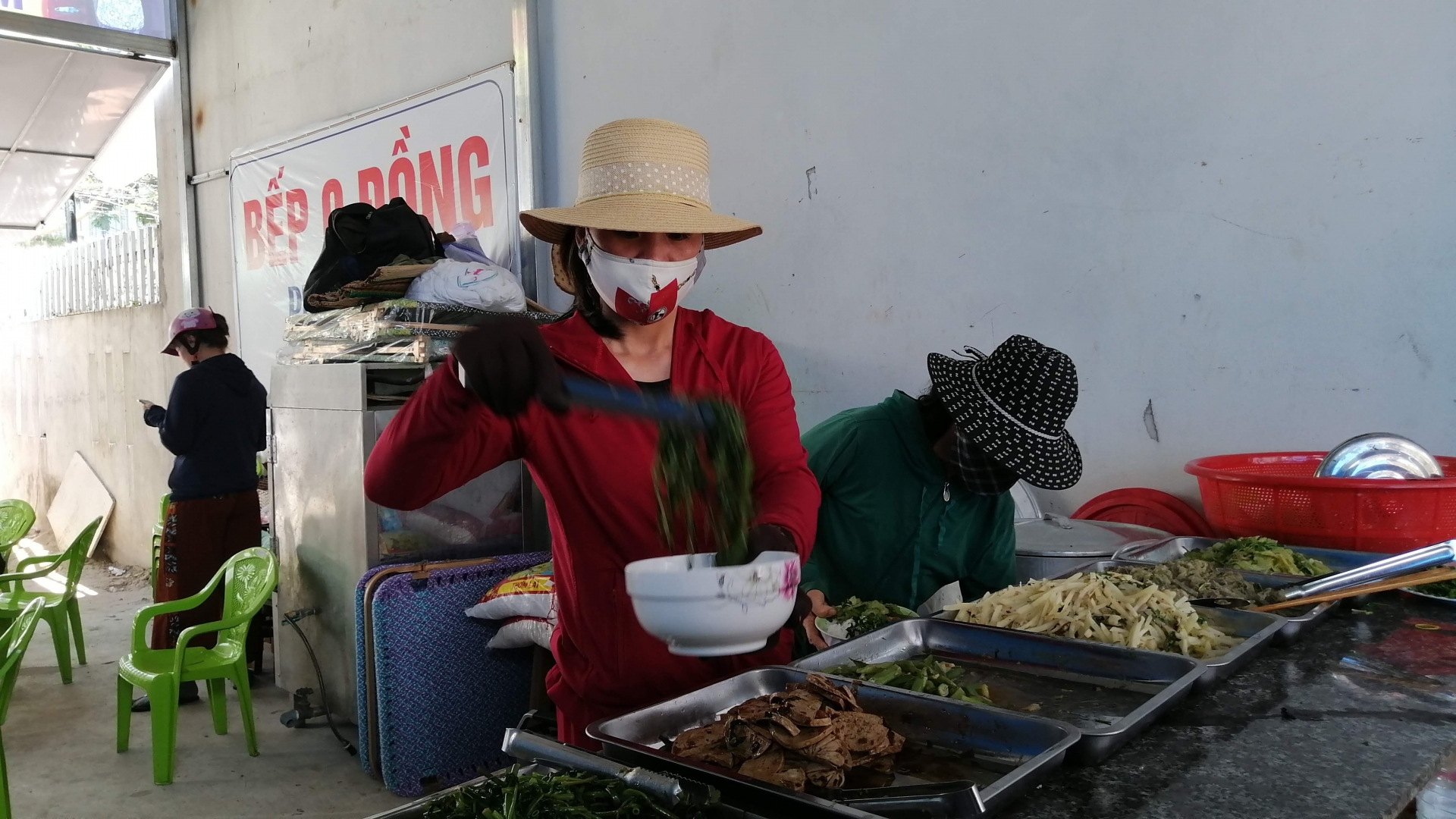 Bữa cơm trưa có giá bằng nụ cười bua com trua co gia bang nu cuoi