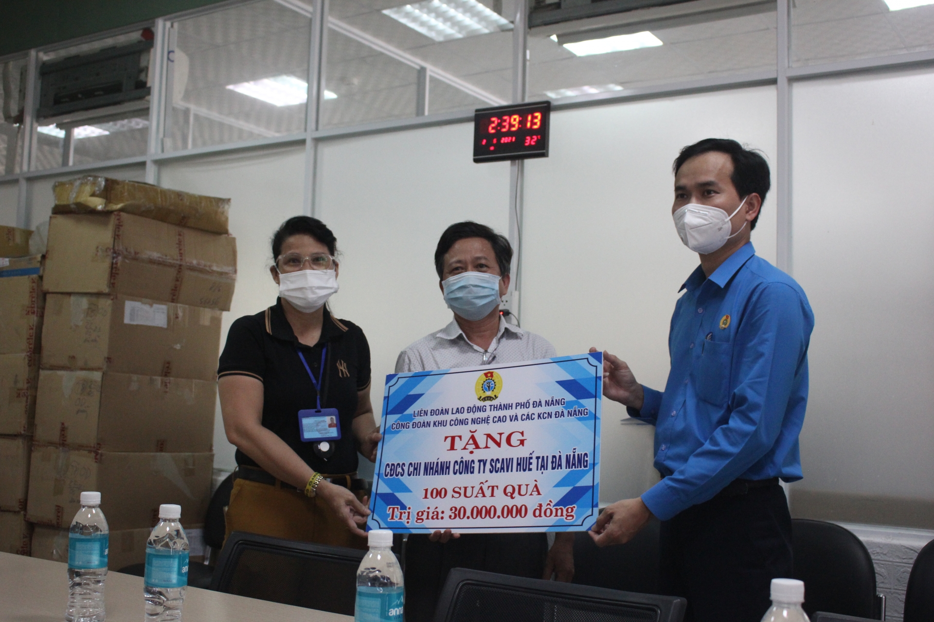 Đà Nẵng: Ấm áp những phần quà cho công nhân khó khăn tại KCN An Đồn