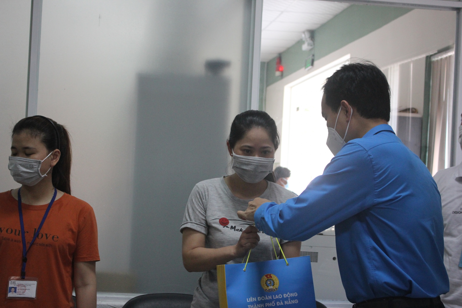 Đà Nẵng: Ấm áp những phần quà cho công nhân khó khăn tại KCN An Đồn