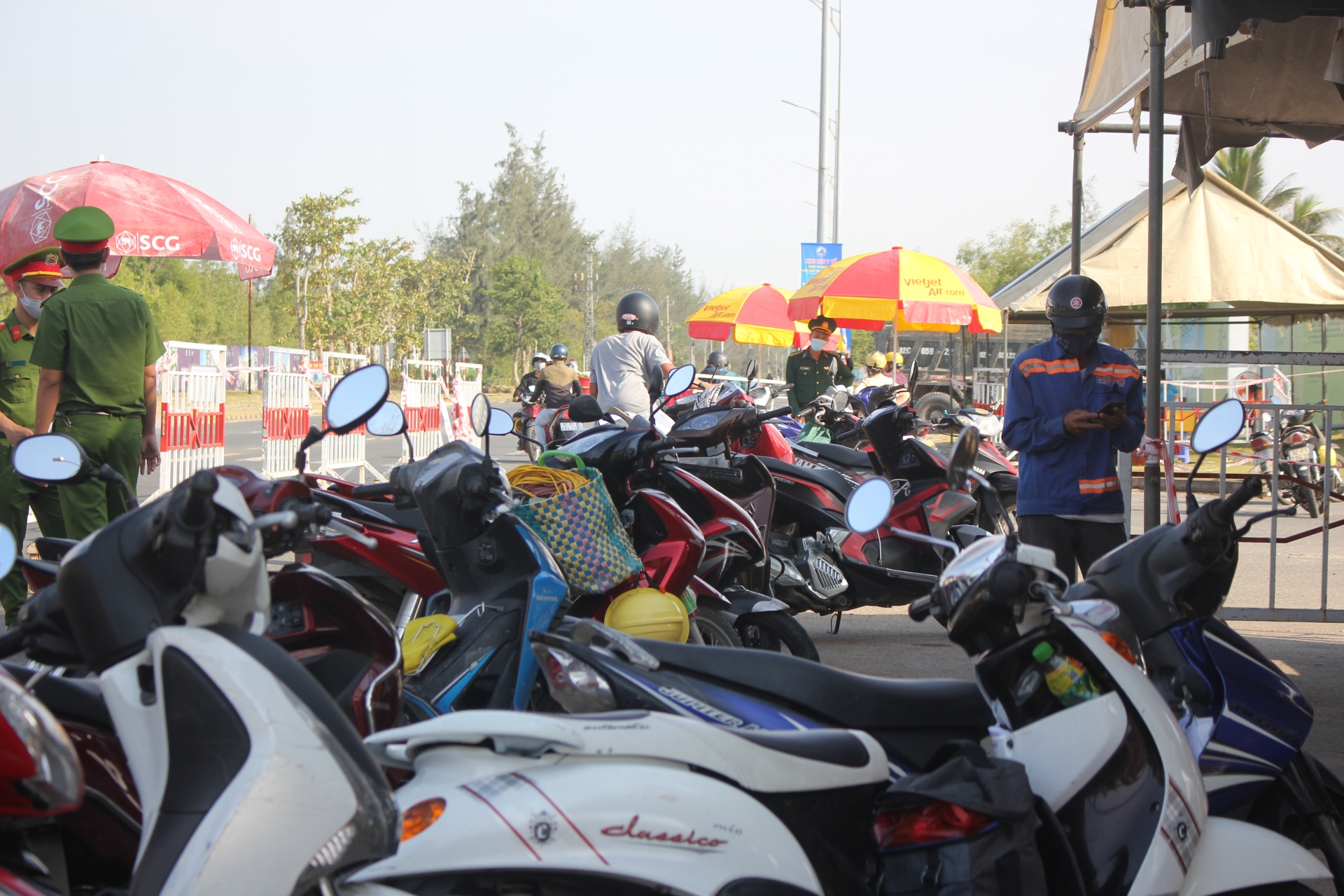 Căng mình kiểm soát dịch trên tuyến đường đông công nhân Căng mình kiểm soát dịch trên tuyến đường đông công nhân