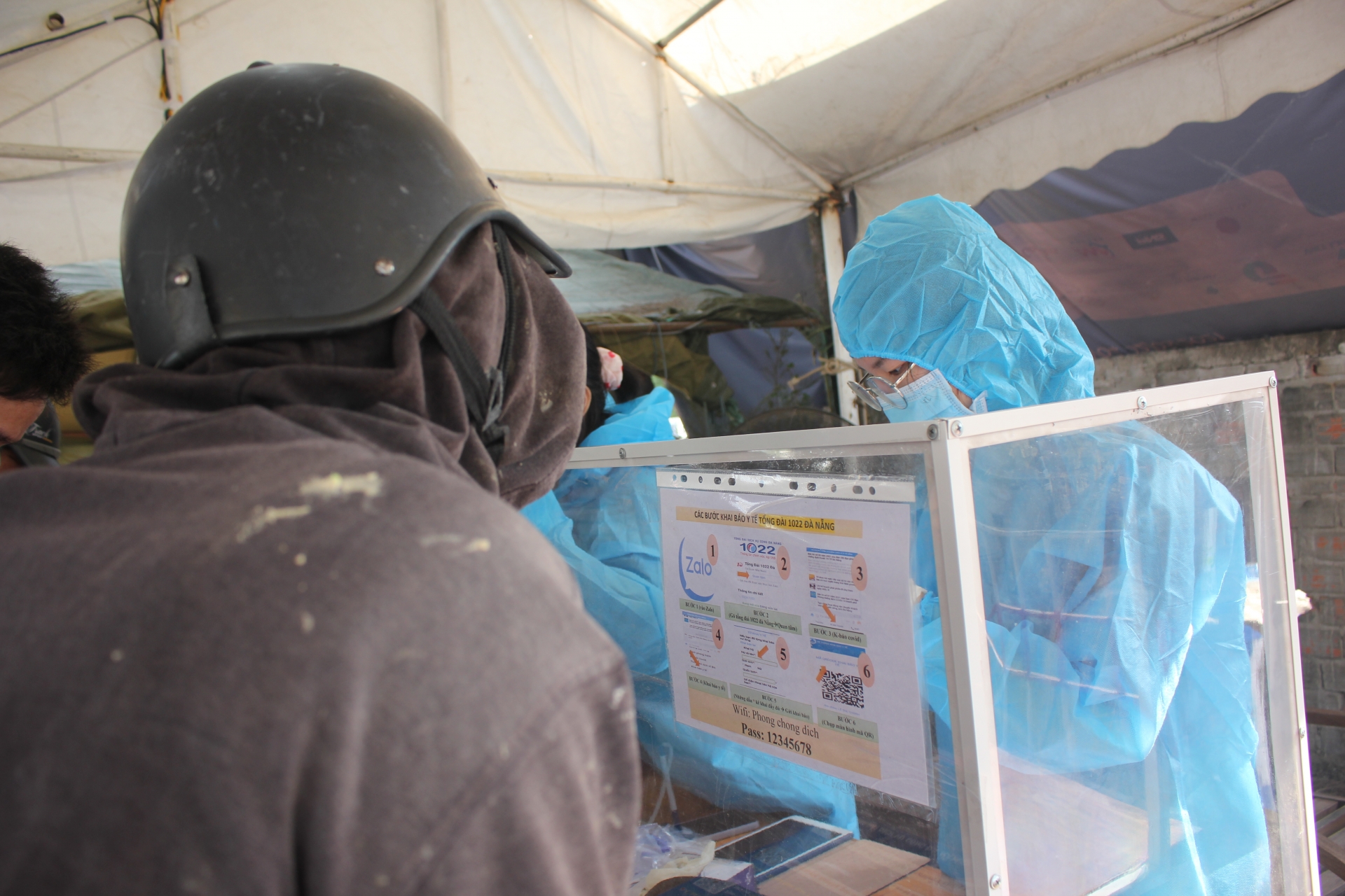 Căng mình kiểm soát dịch trên tuyến đường đông công nhân Căng mình kiểm soát dịch trên tuyến đường đông công nhân