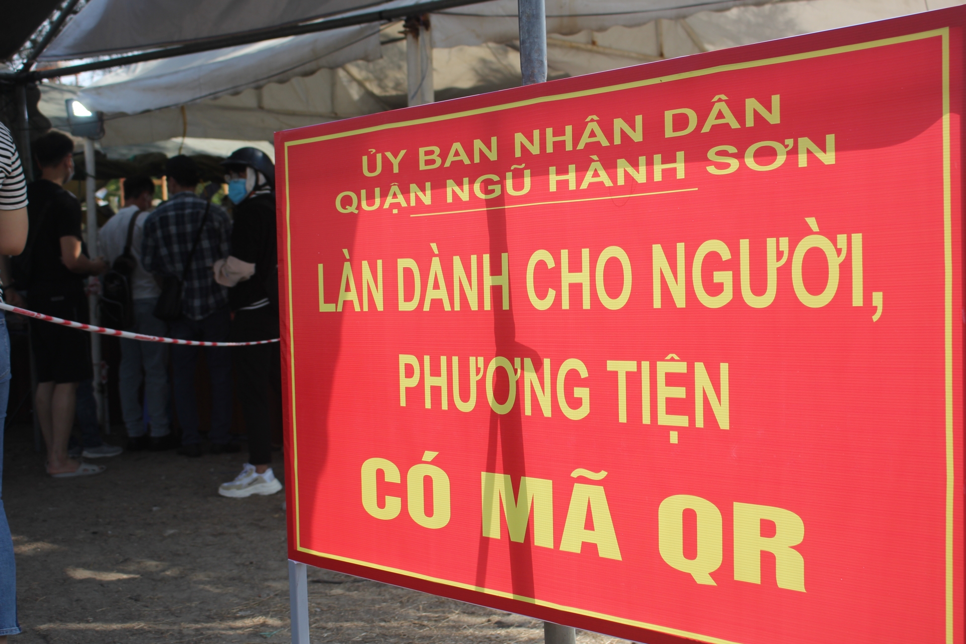 Căng mình kiểm soát dịch trên tuyến đường đông công nhân Căng mình kiểm soát dịch trên tuyến đường đông công nhân