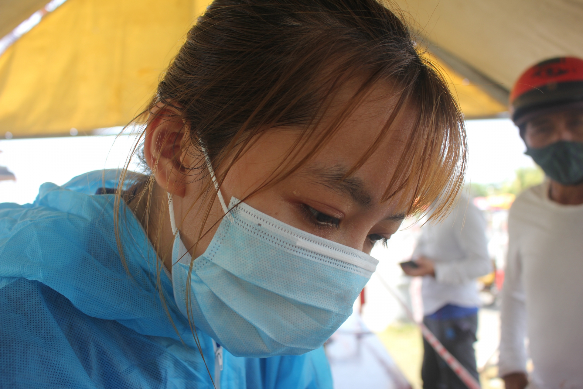 Căng mình kiểm soát dịch trên tuyến đường đông công nhân Căng mình kiểm soát dịch trên tuyến đường đông công nhân