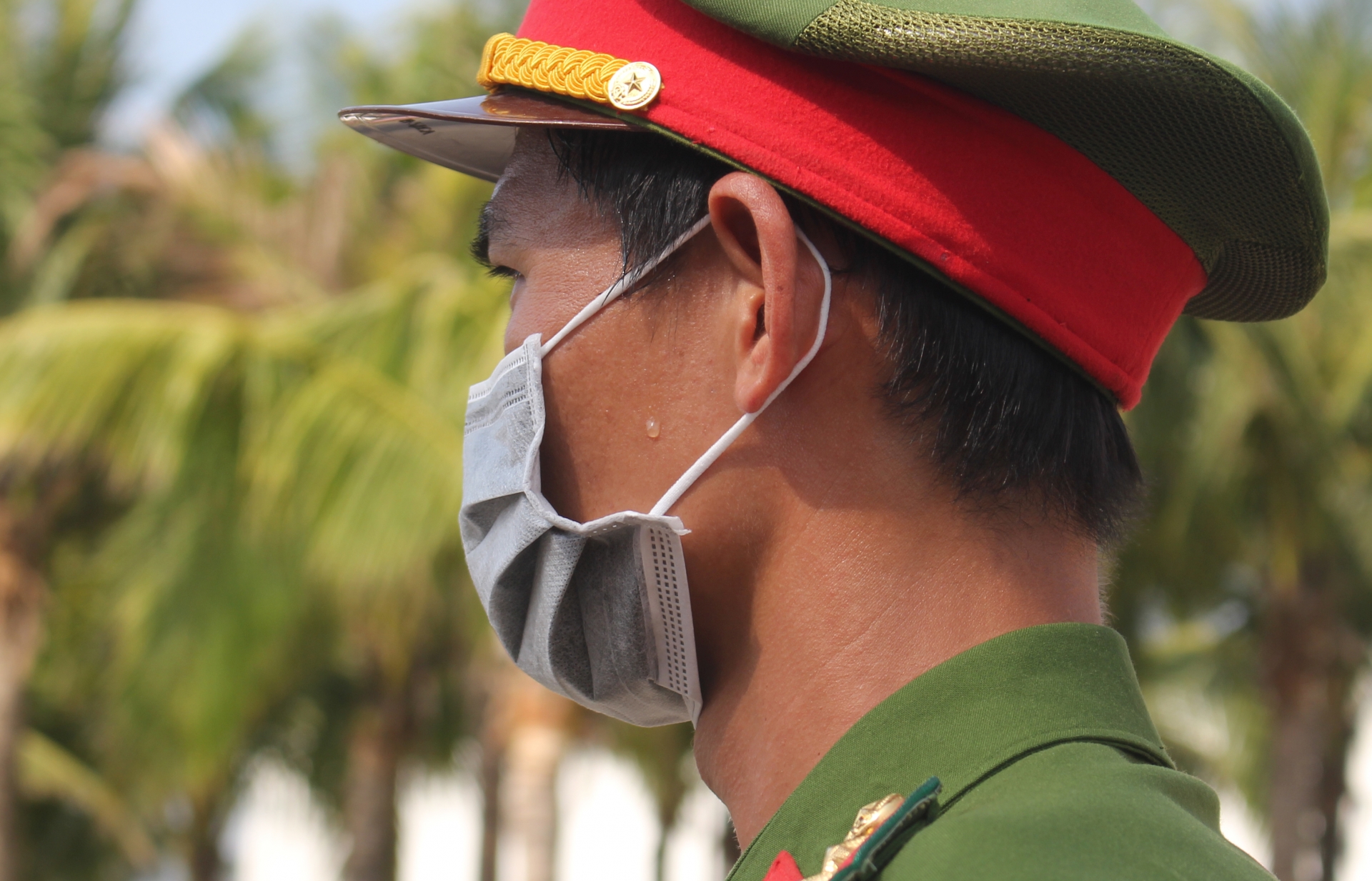 Căng mình kiểm soát dịch trên tuyến đường đông công nhân Căng mình kiểm soát dịch trên tuyến đường đông công nhân