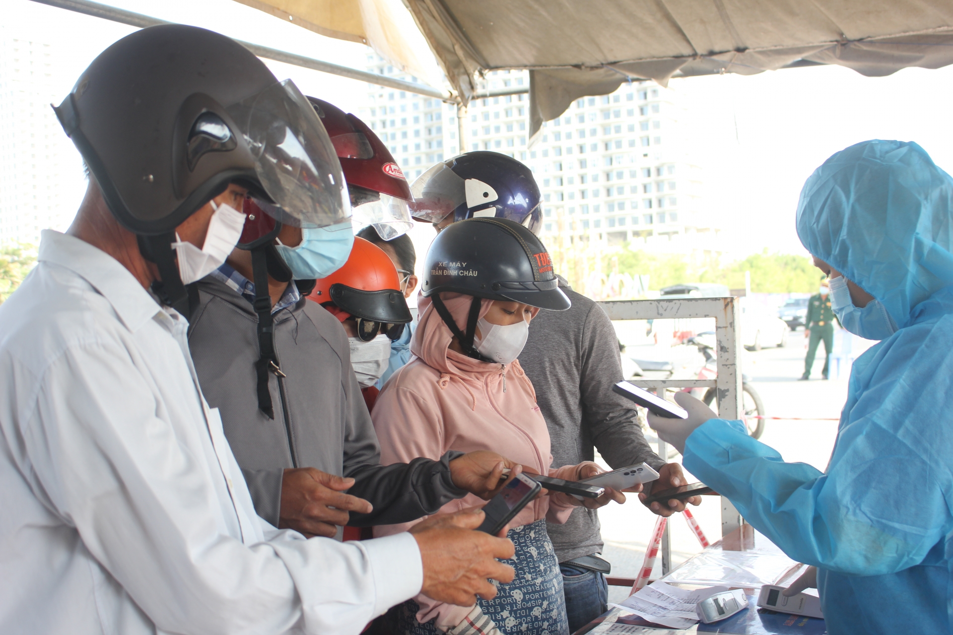 Căng mình kiểm soát dịch trên tuyến đường đông công nhân Căng mình kiểm soát dịch trên tuyến đường đông công nhân