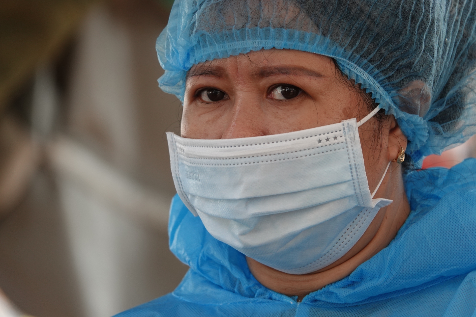 Căng mình kiểm soát dịch trên tuyến đường đông công nhân Căng mình kiểm soát dịch trên tuyến đường đông công nhân