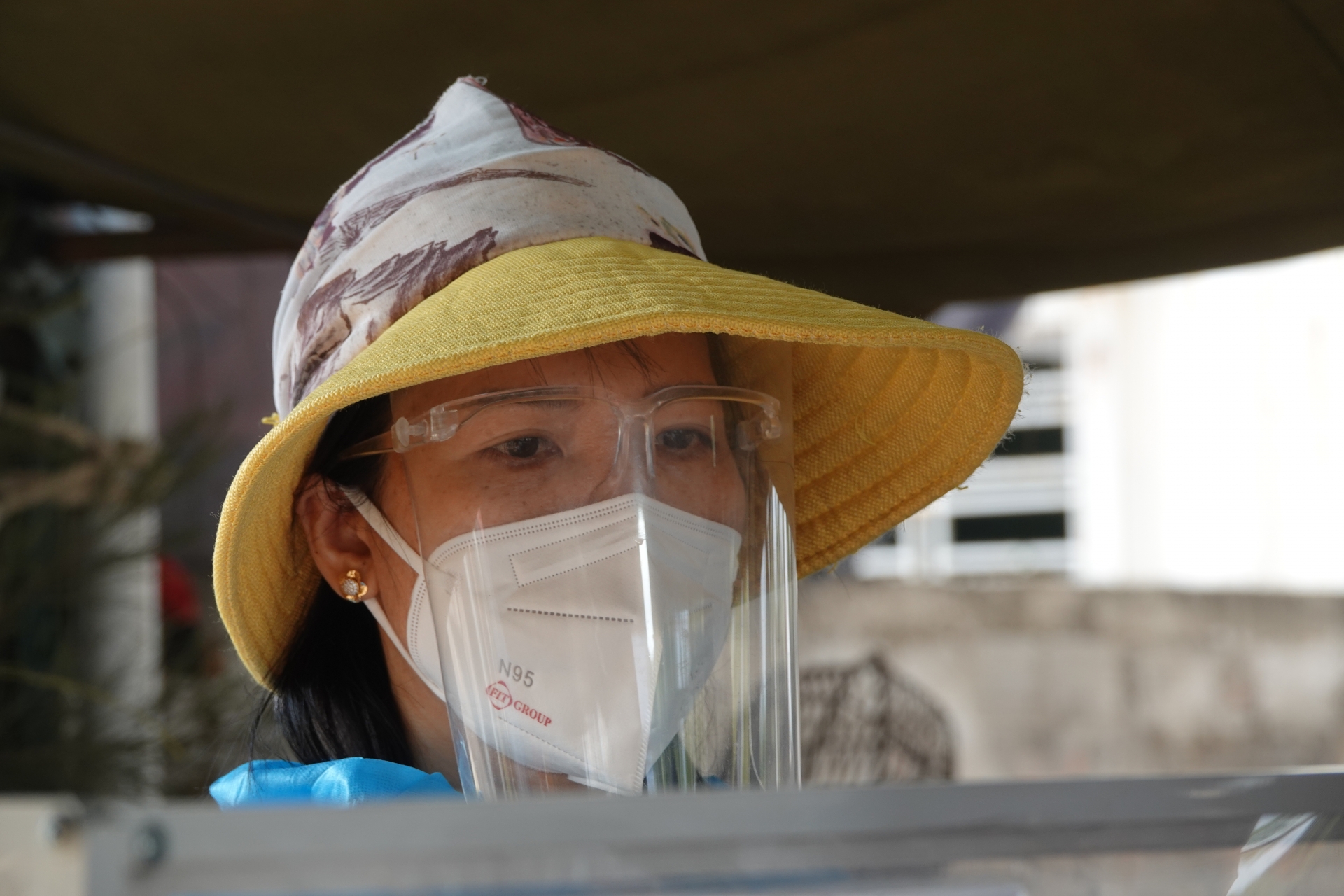 Căng mình kiểm soát dịch trên tuyến đường đông công nhân Căng mình kiểm soát dịch trên tuyến đường đông công nhân