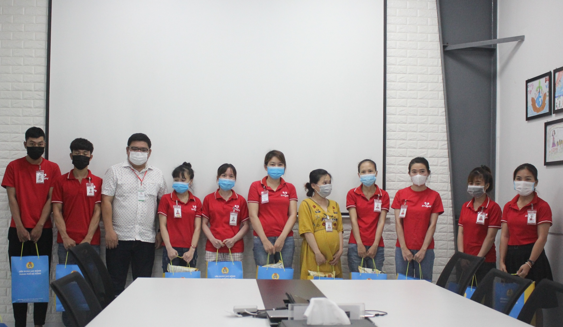 Nữ công nhân rưng rưng khi nhận được món quà từ công đoàn