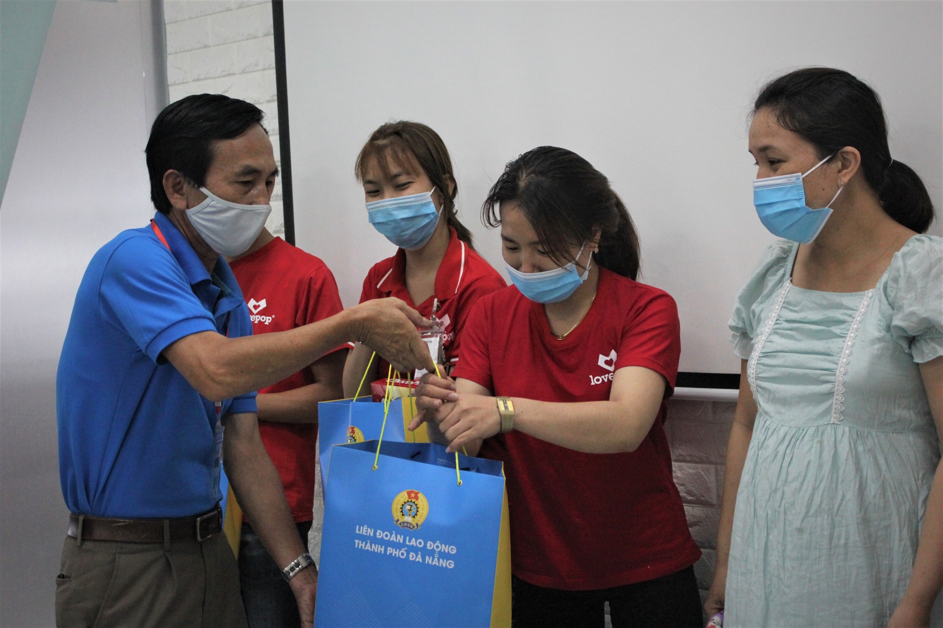 Nữ công nhân rưng rưng khi nhận được món quà từ công đoàn